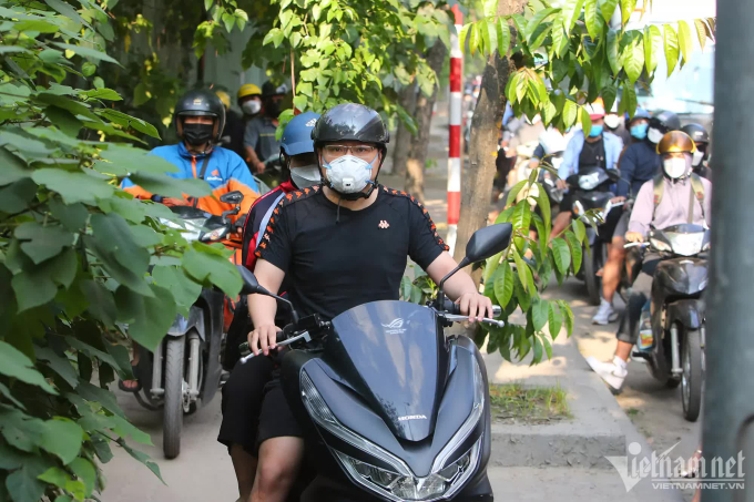 Nhiều người đi xe máy chạy lên vỉa hè để thoát tắc.