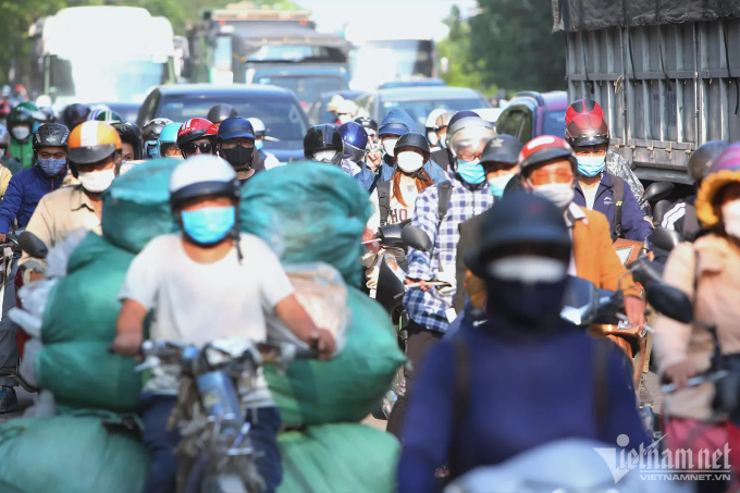 Dòng xe cộ ken đặc tại nút giao Quốc lộ 1A - cao tốc Pháp Vân- Cầu Giẽ- Ninh Bình