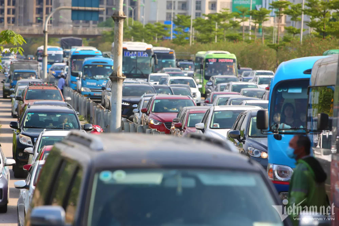 Phương tiện từ cao tốc Pháp Vân - Cầu Giẽ- Ninh Bình dồn vào trung tâm thành phố rất lớn.