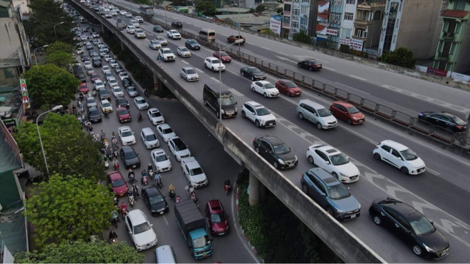 Người dân cần chủ động theo dõi cập nhật các thông tin về lộ trình của mình để có thể kịp thời thay đổi lộ trình, chuyến hướng đi qua đoạn ùn tắc. Ảnh: Tuấn Anh