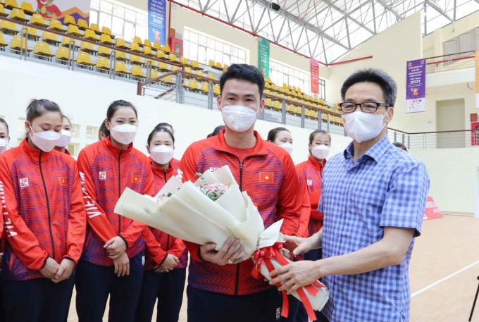 Phó Thủ tướng Vũ Đức Đam động viên các vận động viên, huấn luyện viên đội tuyển Bóng ném trong nhà.