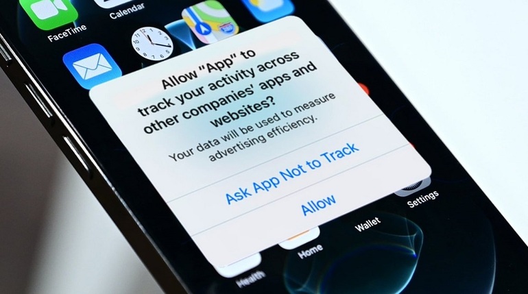 T&iacute;nh năng App Tracking Transparency được Apple triển khai từ th&aacute;ng 4/2021 nhằm gia tăng quyền ri&ecirc;ng tư cho người d&ugrave;ng (Ảnh: Business Insider).