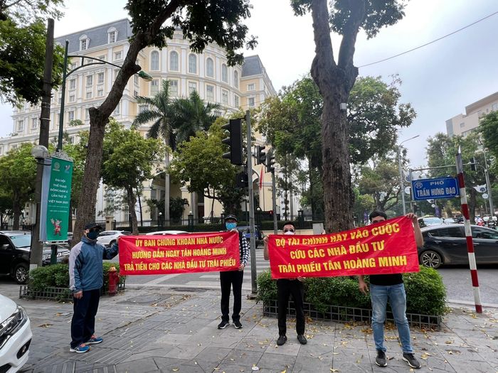 Nh&agrave; đầu tư tr&aacute;i phiếu căng băng r&ocirc;n cầu cứu