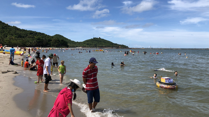 Du khách tại biển Hà Tiên