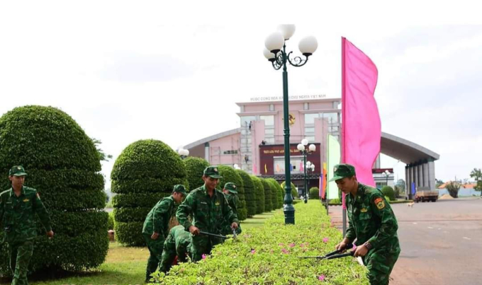 Cán bộ, chiến sĩ BĐBP tiến hành cắt tỉa cây cảnh, dọn vệ sinh đoạn đường lên cột mốc.