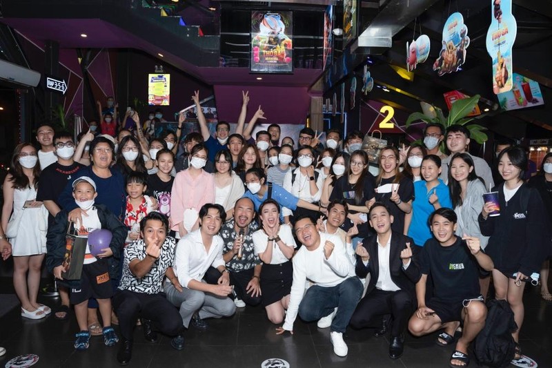 Ê-kíp “Nghề siêu dễ” đổ bộ tới rạp phim giao lưu cùng khán giả.