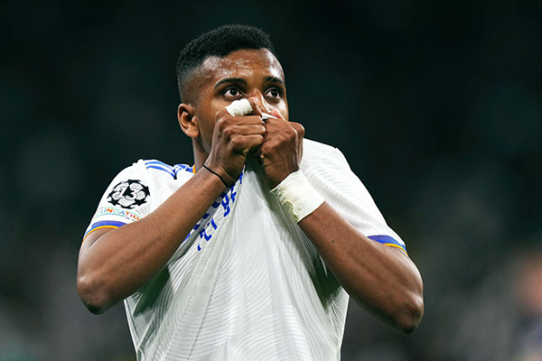 Rodrygo ăn mừng cú đúp giúp Real cân bằng tỷ số 5-5 sau hai lượt trận.