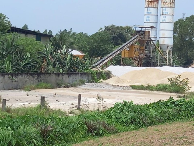 Trạm trộn xả nước thải v&agrave; cặn b&atilde; b&ecirc; t&ocirc;ng thẳng xuống k&ecirc;nh tưới ti&ecirc;u B&aacute; Liễu &ndash; Trại Vực.