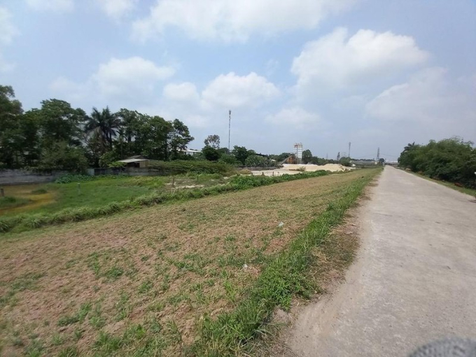 Trạm trộn b&ecirc; t&ocirc;ng H&agrave; Hải nằm s&aacute;t ngay ch&acirc;n đ&ecirc; s&ocirc;ng Th&aacute;i B&igrave;nh.