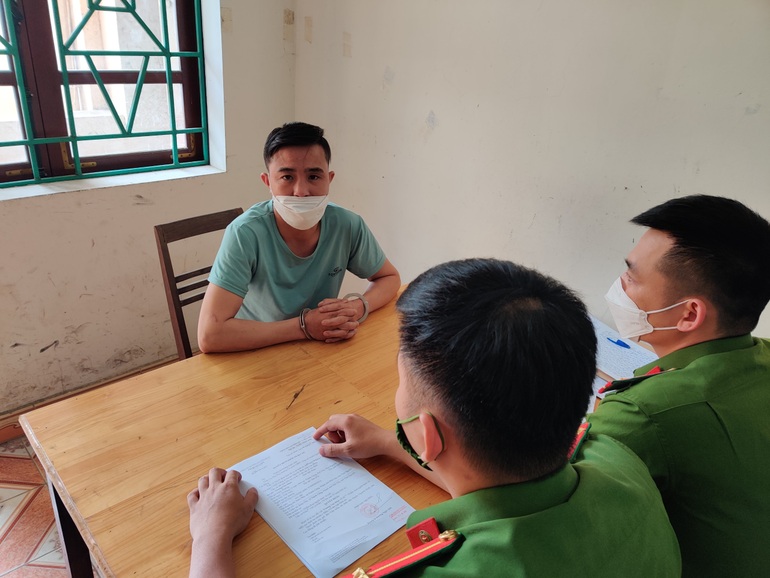 Đối tượng Minh tại cơ quan công an (Ảnh: Cơ quan công an cung cấp).