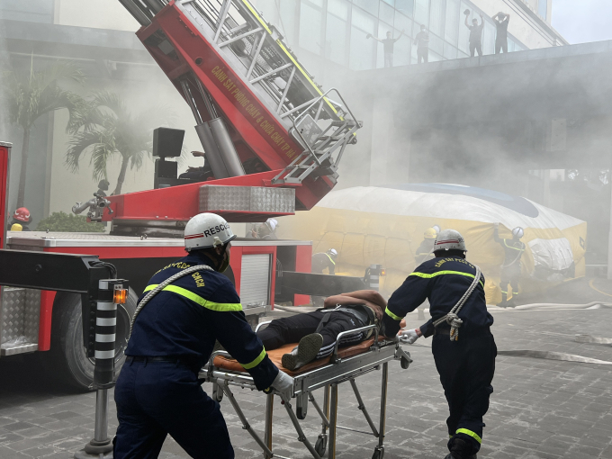 Lực lượng Cảnh sát PCCC&amp;amp;CNCH cứu được 01 nạn nhân qua cầu dây nghiêng từ tầng 4.