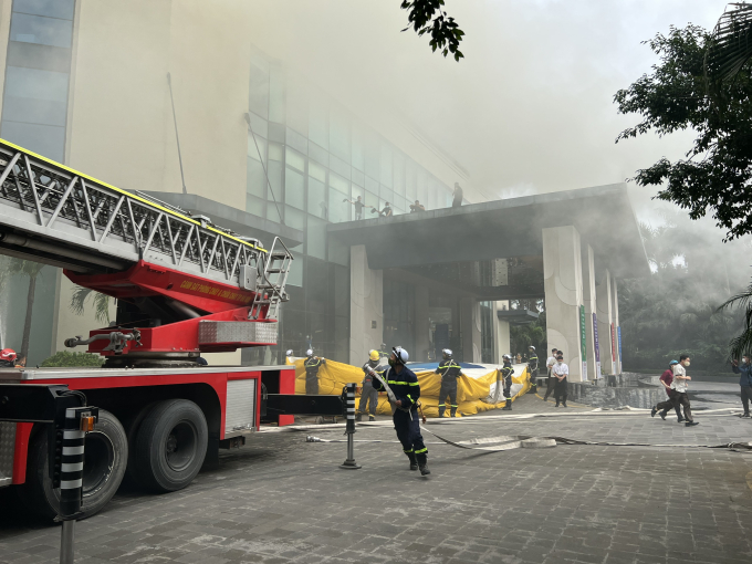 : Lực lượng công an hướng dẫn nhân viên khách sạn thoát nạn ra bên ngoài.