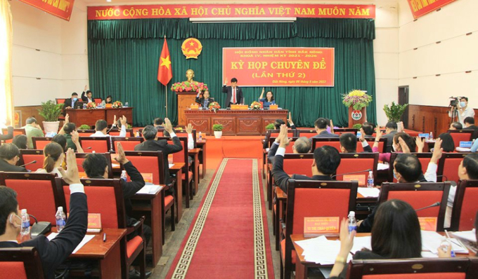 Đại biểu biểu quyết thông qua các nội dung của kỳ họp.