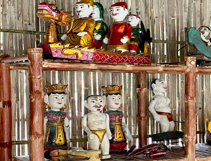 Các nhân vật trong văn hóa múa rối nước của người dân Việt Nam đã được chuẩn bị kỹ lưỡng và trong trạng thái sẵn sàng.