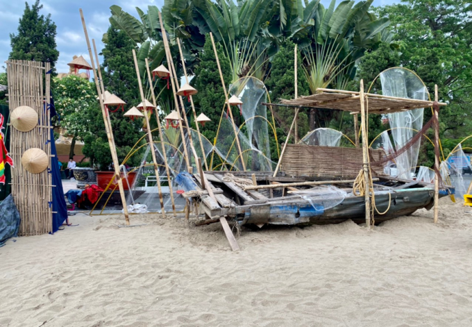 Các vật dụng nhưng bãi cát, thuyền nan, nón lá, lưới, vó, bè … cũng được các nghệ nhân dùng để tái hiện lại khung cảnh làng chài của người dân Bắc Bộ cũng được tái hiện lại trong không gian nghệ thuật của Lễ Hội.