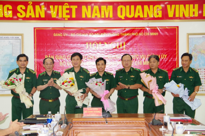 Trung tướng Đỗ Danh Vượng v&agrave; Thiếu tướng Nguyễn Ho&agrave;i Phương tặng hoa ch&uacute;c mừng tại lễ b&agrave;n giao chức vụ Chỉ huy trưởng v&agrave; Ch&iacute;nh ủy Bộ Chỉ huy BĐBP TP.HCM. Ảnh:  LK