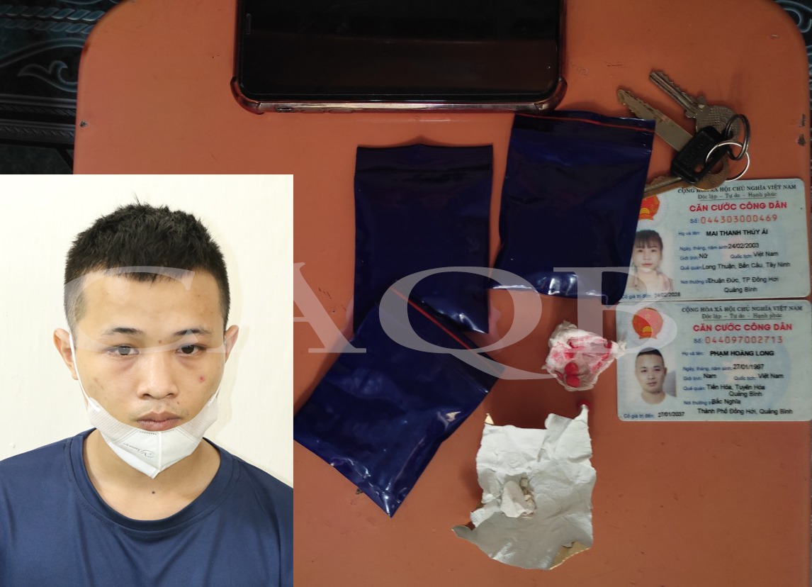 Đối tượng Phạm Hoàng Long cùng tang vật vụ án (Ảnh: Công an Quảng Bình).