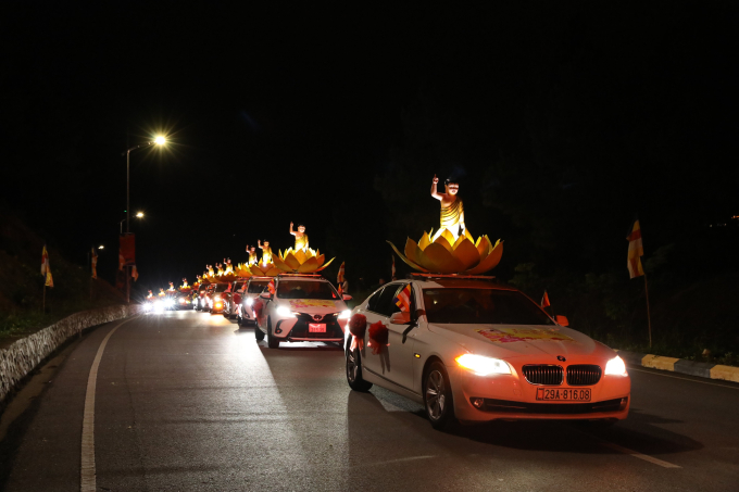 Đoàn xe ô tô nối đuôi nhau trong đoàn diễu hành.