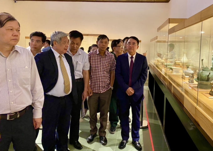 Lãnh đạo TP Hải Phòng và Lãnh đạo Bộ Văn hóa – Thể thao &amp;amp; du lịch chiêm ngưỡng những bảo vật tại Bảo tàng Hải Phòng.