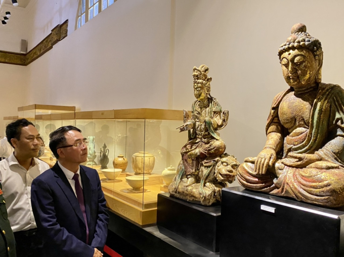 Lãnh đạo TP Hải Phòng và Lãnh đạo Bộ Văn hóa – Thể thao &amp;amp; du lịch chiêm ngưỡng những bảo vật tại Bảo tàng Hải Phòng.