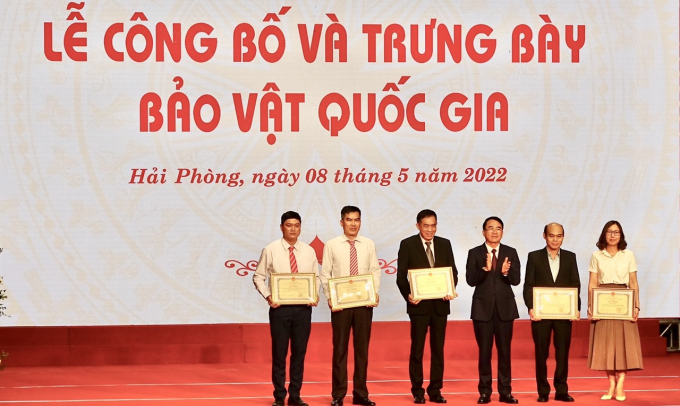 UBND TP tặng Bằng khen cho các tập thể và cá nhân.