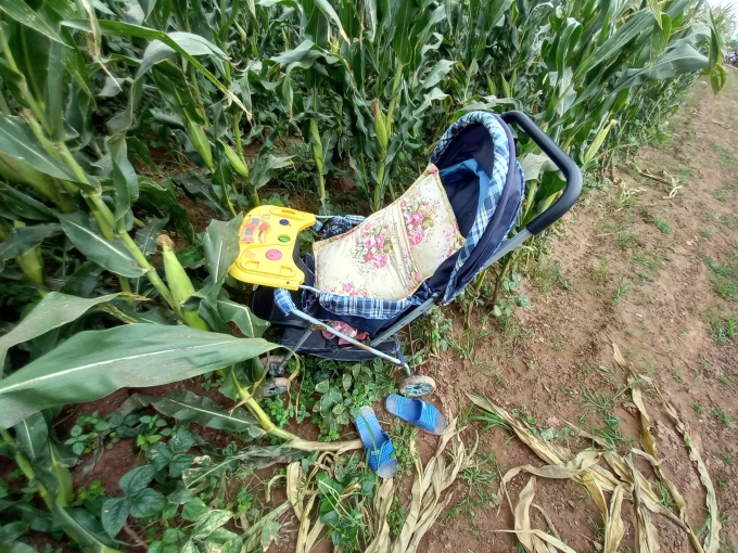 Xe đấy, v&agrave; d&eacute;p được ph&aacute;t hiện ở gần bờ s&ocirc;ng