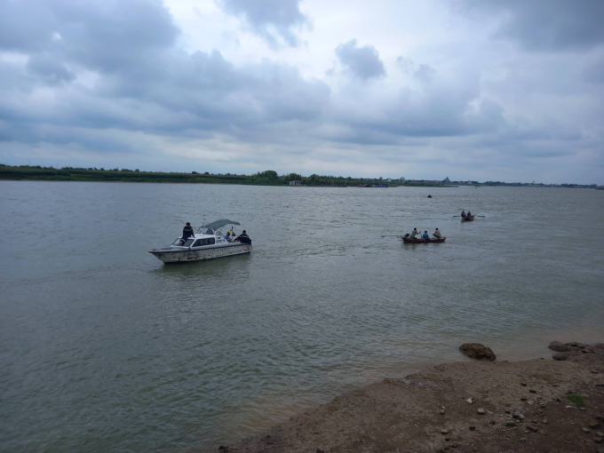 Lực lượng chức năng đ&atilde; m&ograve;n t&igrave;m nhiều giờ nhưng vẫn chưa thấy 3 mẹ con chị H.T.