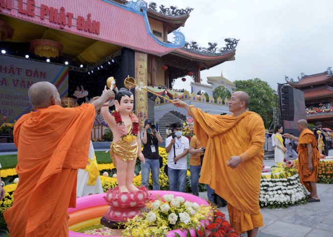 Đại đức Th&iacute;ch Tr&uacute;c Th&aacute;i Minh - Trụ tr&igrave; ch&ugrave;a Ba V&agrave;ng (b&igrave;a phải) đang thực hiện nghi Lễ Tắm Phật.