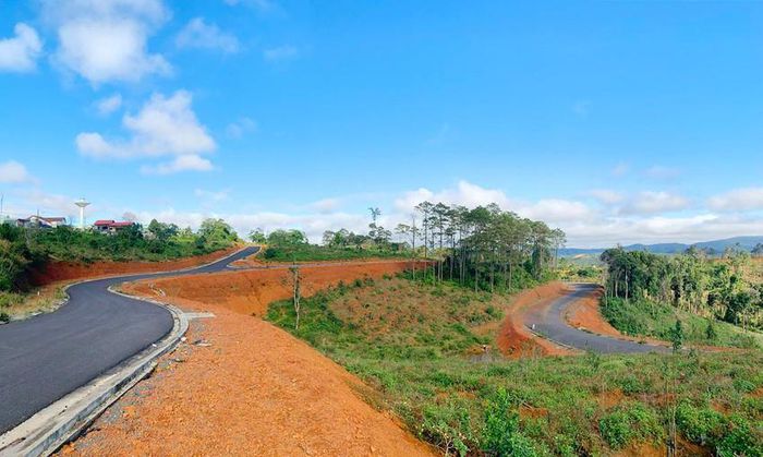 Dự án khu đô thị phía bắc trung tâm thị trấn Măng Đen chưa thực hiện chuyển đổi đất rừng đã triển khai thi công. Ảnh: TH.