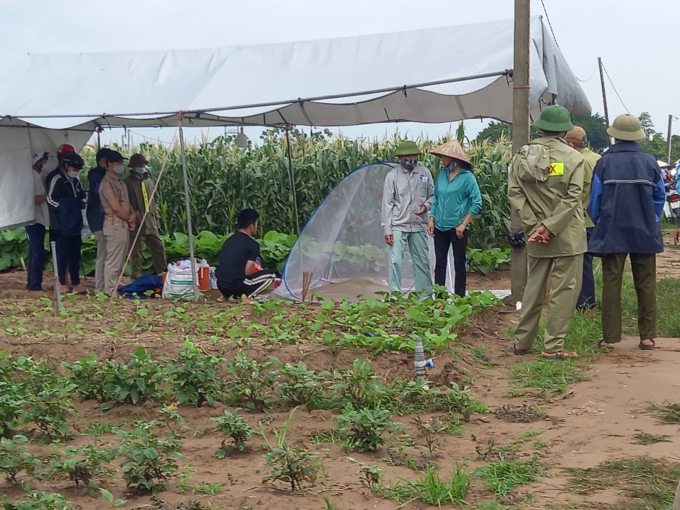 Sau gần 2 ngày tìm kiếm, đến 6h sáng 10/5, lực lượng chức năng đã tìm thấy thi thể cháu bé hơn 2 tuổi.