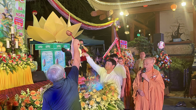 Các đại biểu thực hiện nghi thức tắm phật tại buổi lễ.