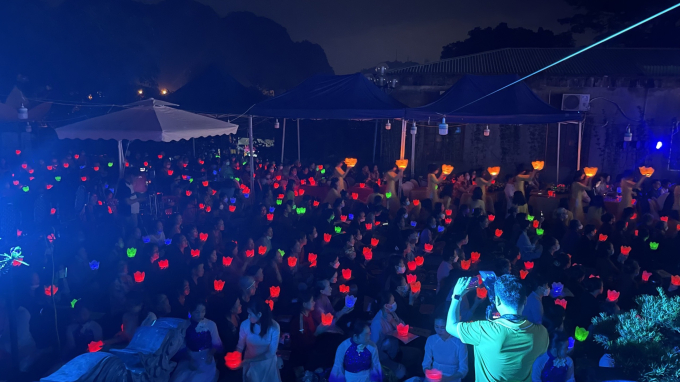 Chư tăng, phật tử chùa Linh Quang thành kính dâng Hoa đăng lên Đức Phật.