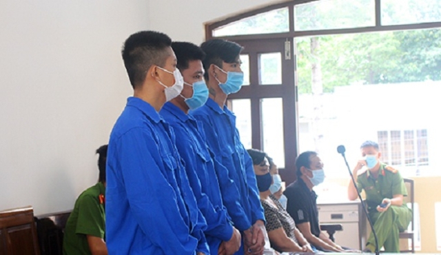 Giải quyết mâu thuẫn bằng xăng và vỏ chai bia