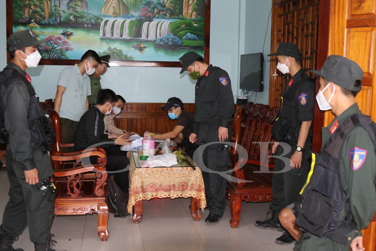 Lực lượng phá án tiến hành khám xét nơi ở của đối tượng.