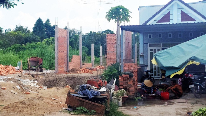 Hai căn nh&agrave; x&acirc;y dựng tr&aacute;i ph&eacute;p tr&ecirc;n đất n&ocirc;ng nghiệp.