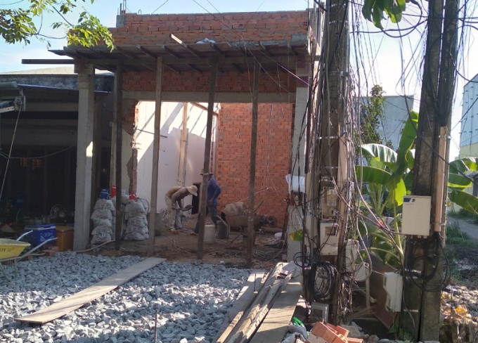 Căn nh&agrave; đang tranh chấp nhưng vẫn được sửa chữa.