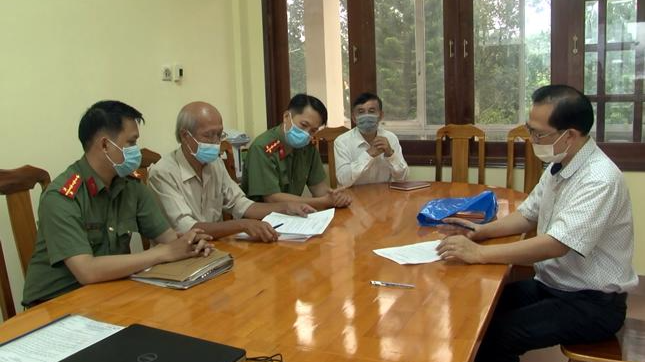 Công an làm việc với Trần Vũ Lê Thanh Quảng (bên phải)- thành viên nhóm