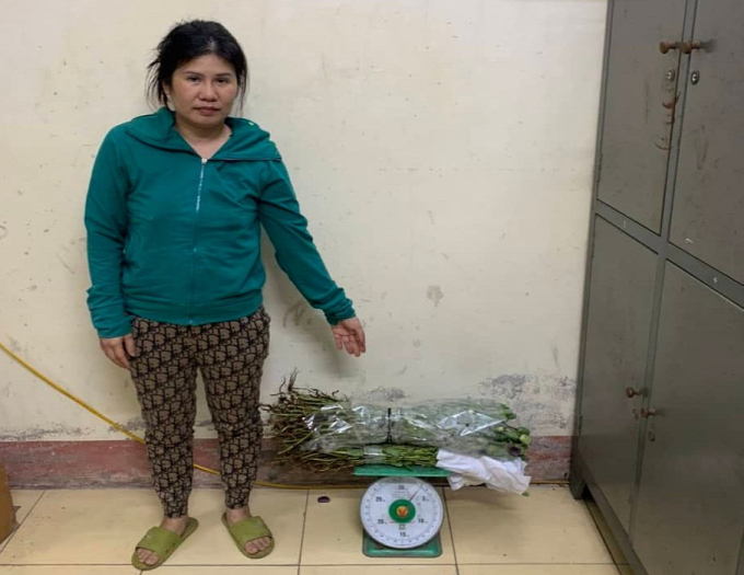 Đối tượng Phùng Thị Hậu và tang vật (ảnh cơ quan điều tra cung cấp).