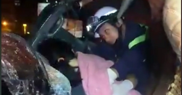 Giải cứu 3 người mắc kẹt trong cabin ô tô sau vụ tai nạn giao thông