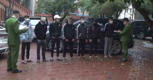 Khởi tố nhóm thanh niên "choai" cầm dao phóng lợn náo loạn đường phố