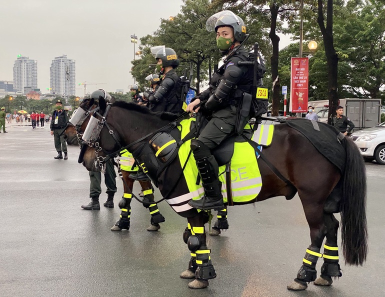 Trung đoàn Kỵ binh CSCĐ K02 tham gia bảo vệ vòng ngoài SVĐ Mỹ Đình.