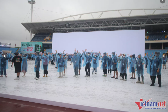 Các nghệ sỹ, diễn viên tranh thủ tập dượt lần cuối.