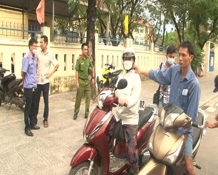 C&ocirc;ng an dựng lại cảnh Trần Minh Thế thực hiện h&agrave;nh vi phạm tội.