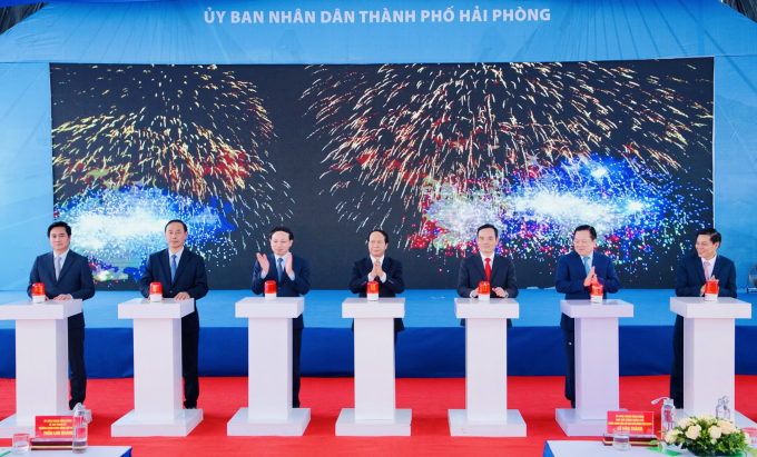 Các đai biểu thực hiện nghi thức khởi công..