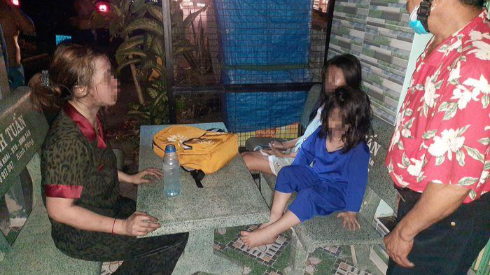 Ba mẹ con được đưa ra ngo&agrave;i an to&agrave;n.