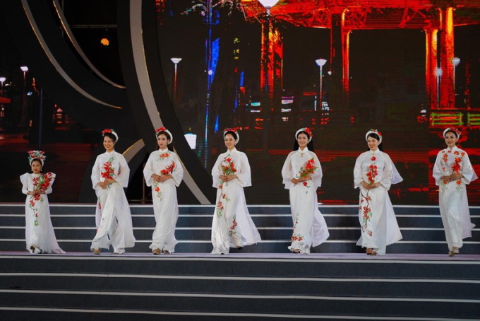 Các hoa hậu, á hậu, hoa khôi người Hải Phòng trình diễn áo dài tại đêm hội.