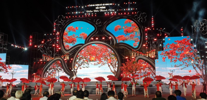 Đêm hội được tổ chức với các tiết mục trình diễn nghệ thuật cùng sự tham gia của các ca sĩ, nghệ sĩ nổi tiếng.