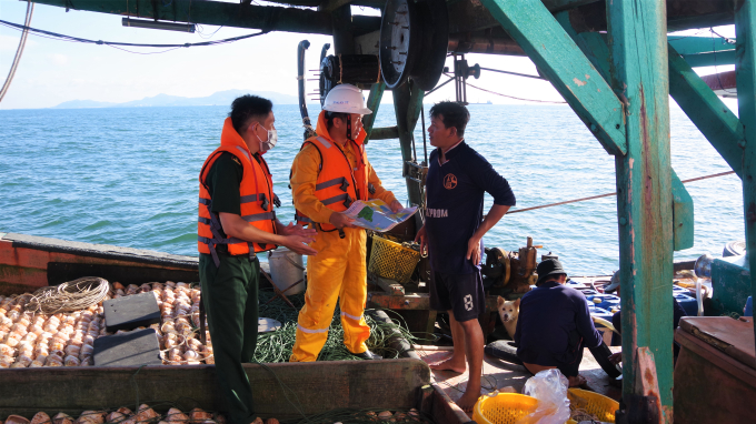Lực lượng BĐBP Bà Rịa-Vũng Tàu và Công ty Vận chuyển Khí Đông Nam bộ tuyên truyền tọa độ các tuyến ống dẫn khí và tuyên truyền về Nghị định 99/2020/NĐ-CP quy định xử phạt vi phạm hành chính trong lĩnh vực dầu khí, kinh doanh xăng dầu và khí cho bà con ngư dân.