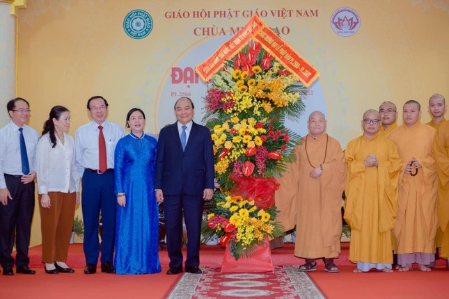 Chủ tịch nước tặng hoa ch&uacute;c mừng H&ograve;a thượng Chủ tịch HĐTS - Ảnh: Đăng Huy