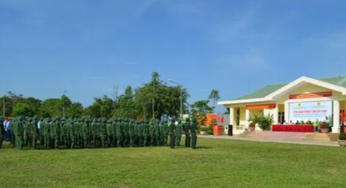 Hơn 200 cán bộ, chiến sĩ, nhân viên và người lao động của các đơn vị tham gia trồng cây. ( Ảnh: N. L)